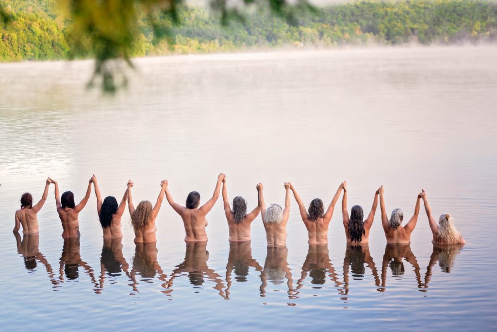 Femmes de Dudswell photographiées de dos dans le lac d'Argent pour le calendrier du MAHD