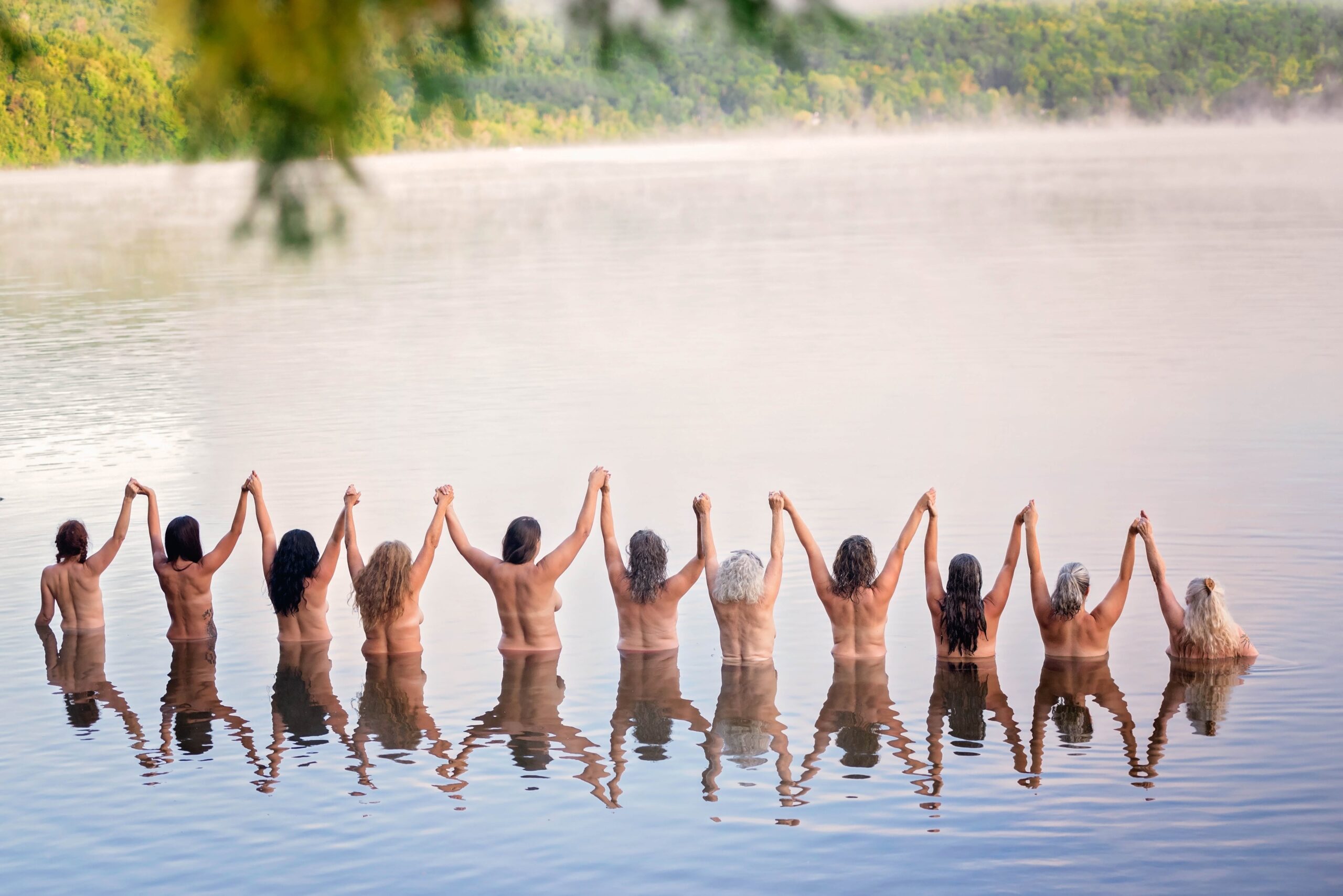Femmes de Dudswell photographiées de dos dans le lac d'Argent pour le calendrier du MAHD